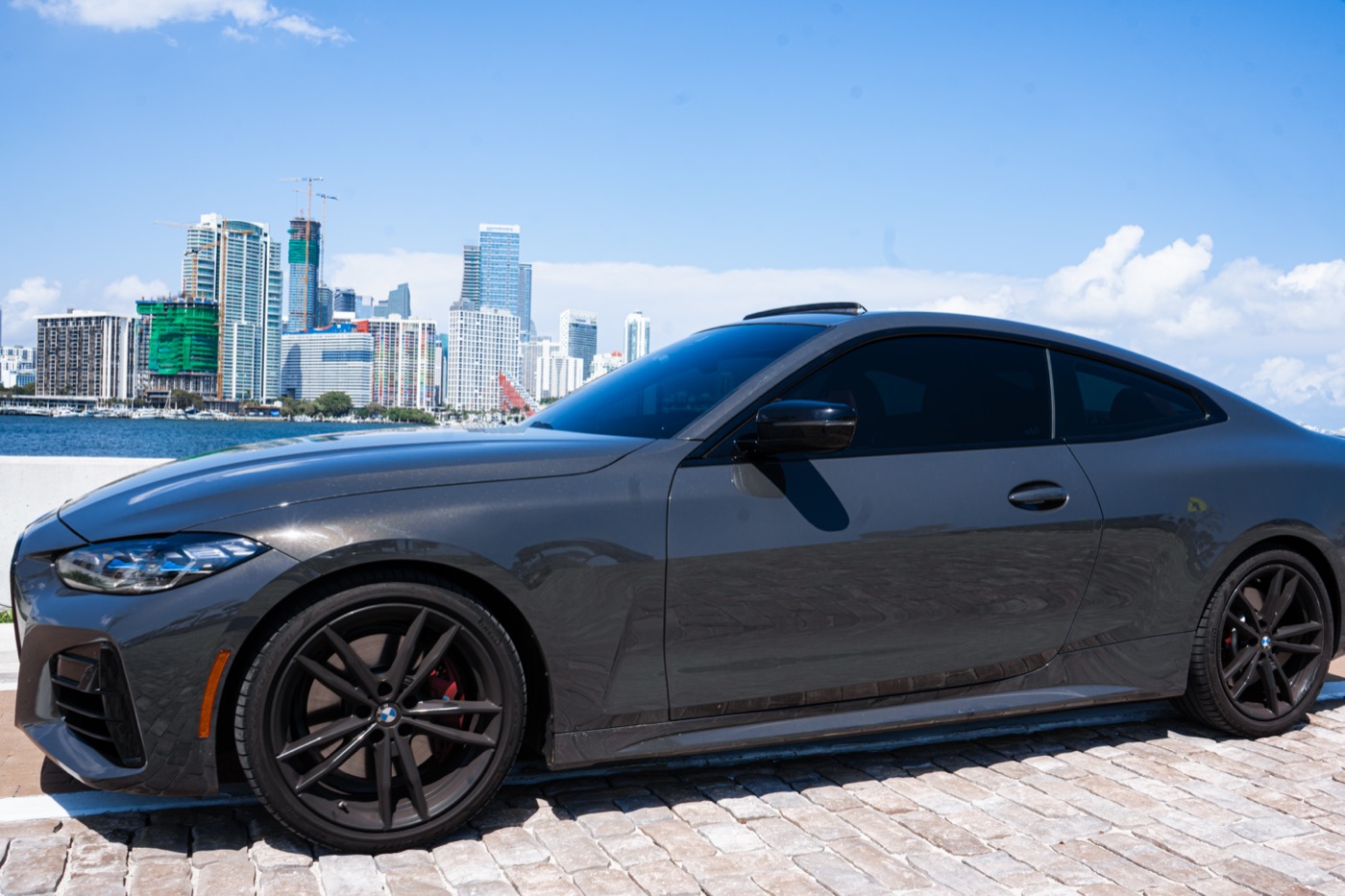 BMW M440i – side profile, Miami skyline