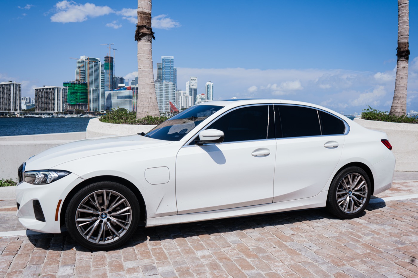 BMW 330e – side view