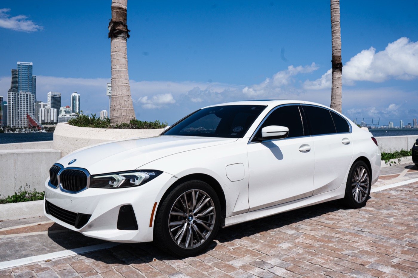 BMW 330e – front three-quarter view