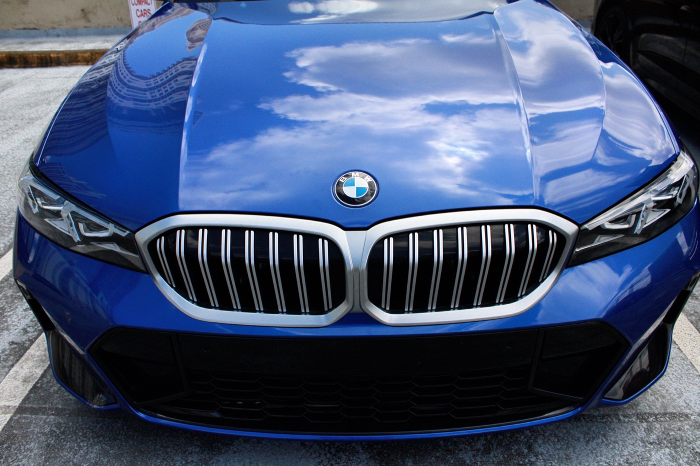BMW 330i – front grille close-up